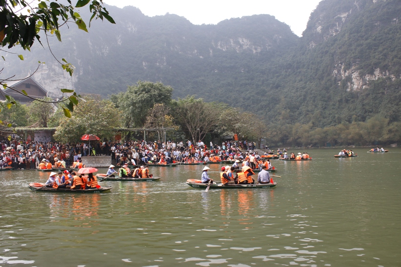 A huge number of visitors coming to Trang An at weekends