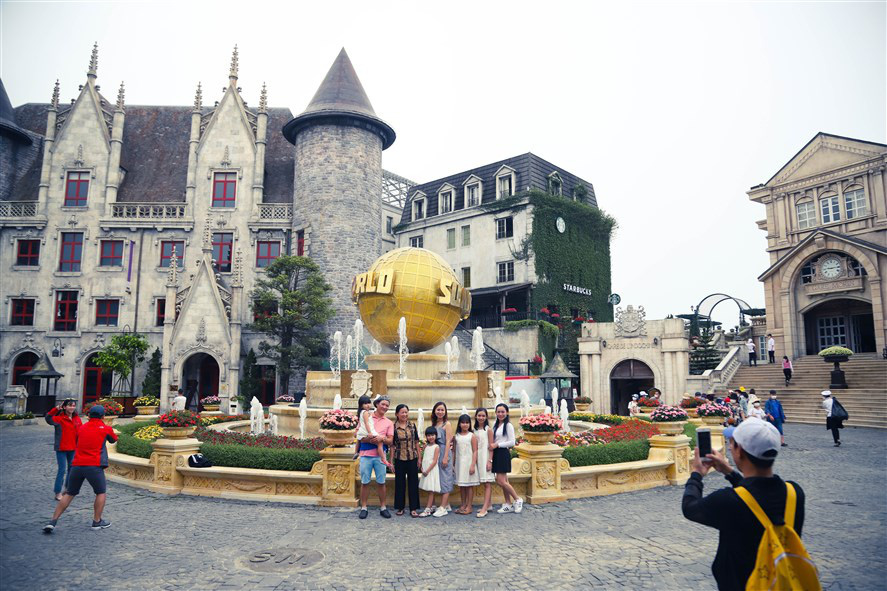 Experiencing kayak sailing service in Trang An