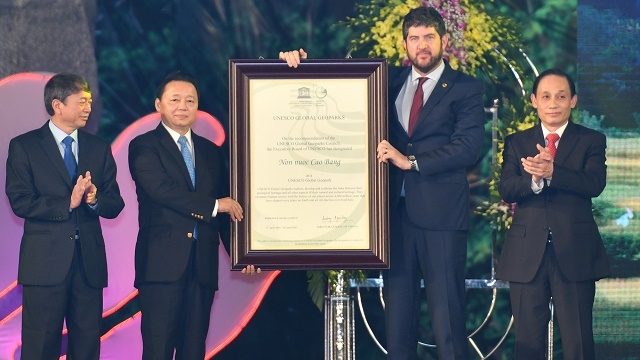Cao Bang provincial People’s Committee held a ceremony on November 24 to receive a certificate from UNESCO honouring Non Nuoc Cao Bang Geopark as a global geopark.