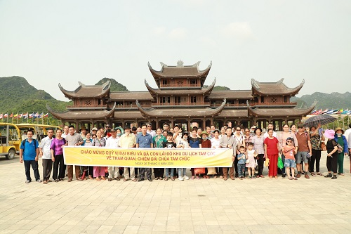 The Management Board of Tam Coc - Bich Dong Tourist Area organizes a tour for ferry drivers at Tam Chuc Tourist Area, Ha Nam province