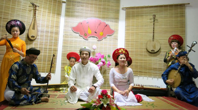 Improving Hue traditional singing on Huong River for tourists