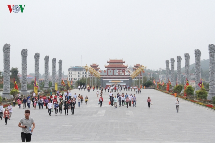 Thousands flock to Tay Thien festival in Vinh Phuc Province