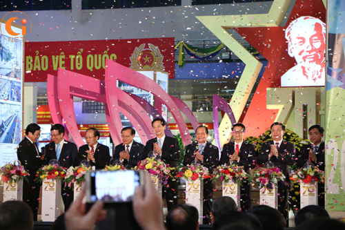 Exhibition highlights Vietnam’s socio-economic achievements 2015