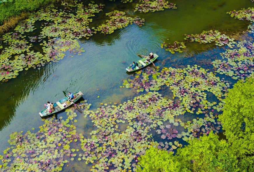 Sailing in tranquility in Thung Nang