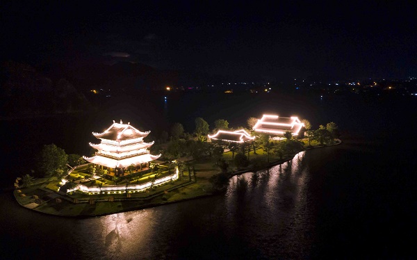 Golden Pagoda - a temple located in the middle of a lake in Ninh Binh