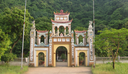 Vuc Vong Temple - spiritual cultural tourist destination in Ninh Binh