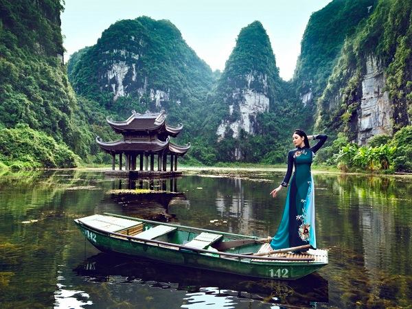 Bộ sưu tập áo dài Ngọc Khuê Các hòa quyện với sắc màu Tràng An