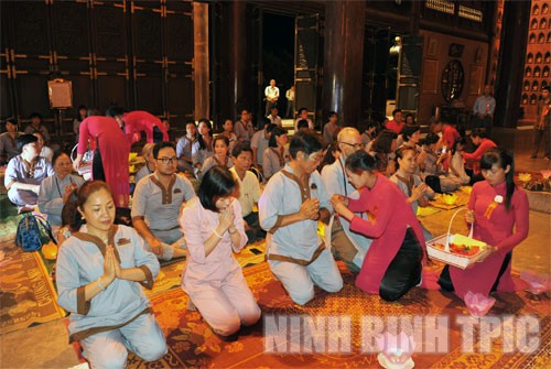 Đón đoàn khách đầu tiên trải nghiệm sản phẩm du lịch mới “Bái  Đính về đêm – Động Thiên Hà”