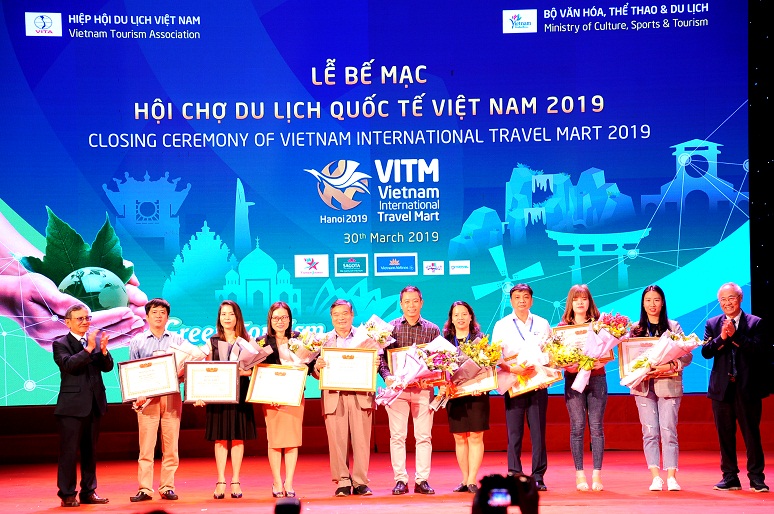 Gian hàng Du lịch Ninh Bình nhận Giấy chứng nhận gian hàng liên kết địa phương và doanh nghiệp có quy mô lớn tại Hội chợ Du lịch quốc tế VITM Hà Nội 2019