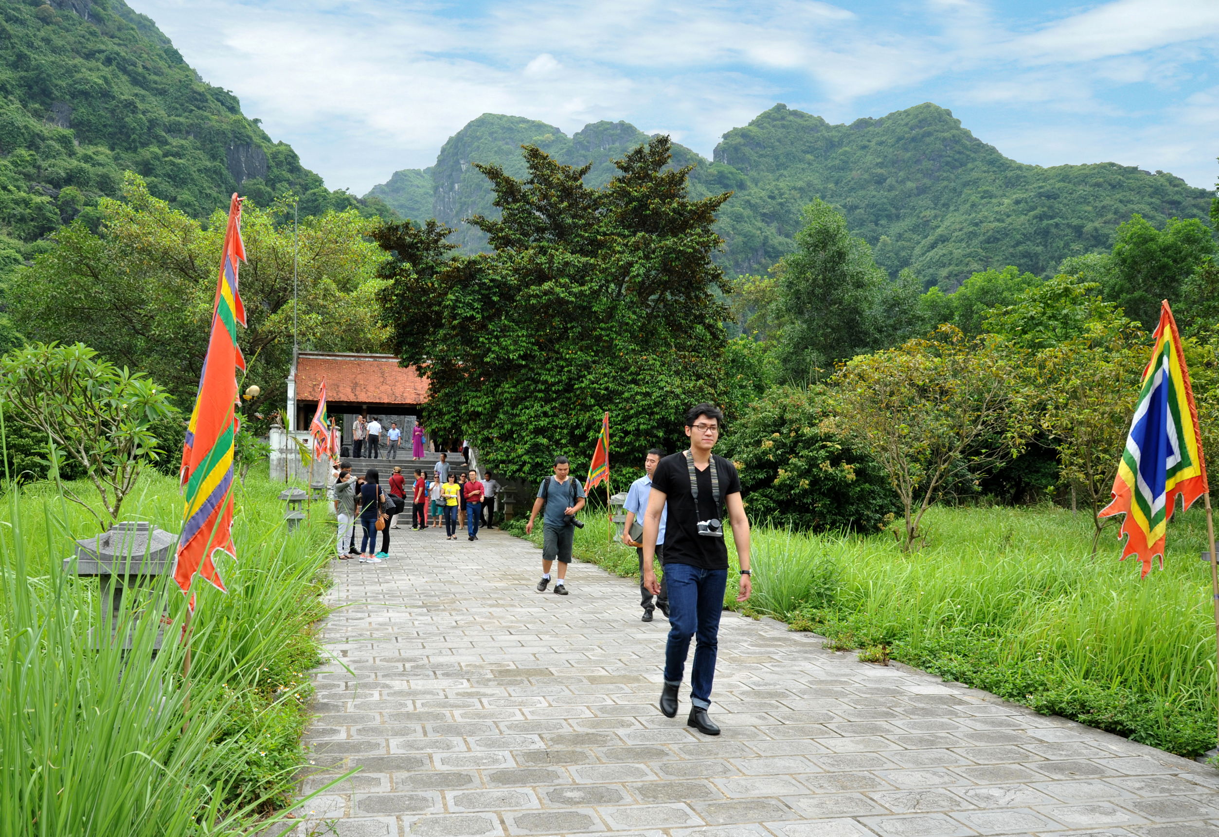 Động Hoa Lư - Điểm du lịch trở về với cội nguồn dân tộc đặc sắc 