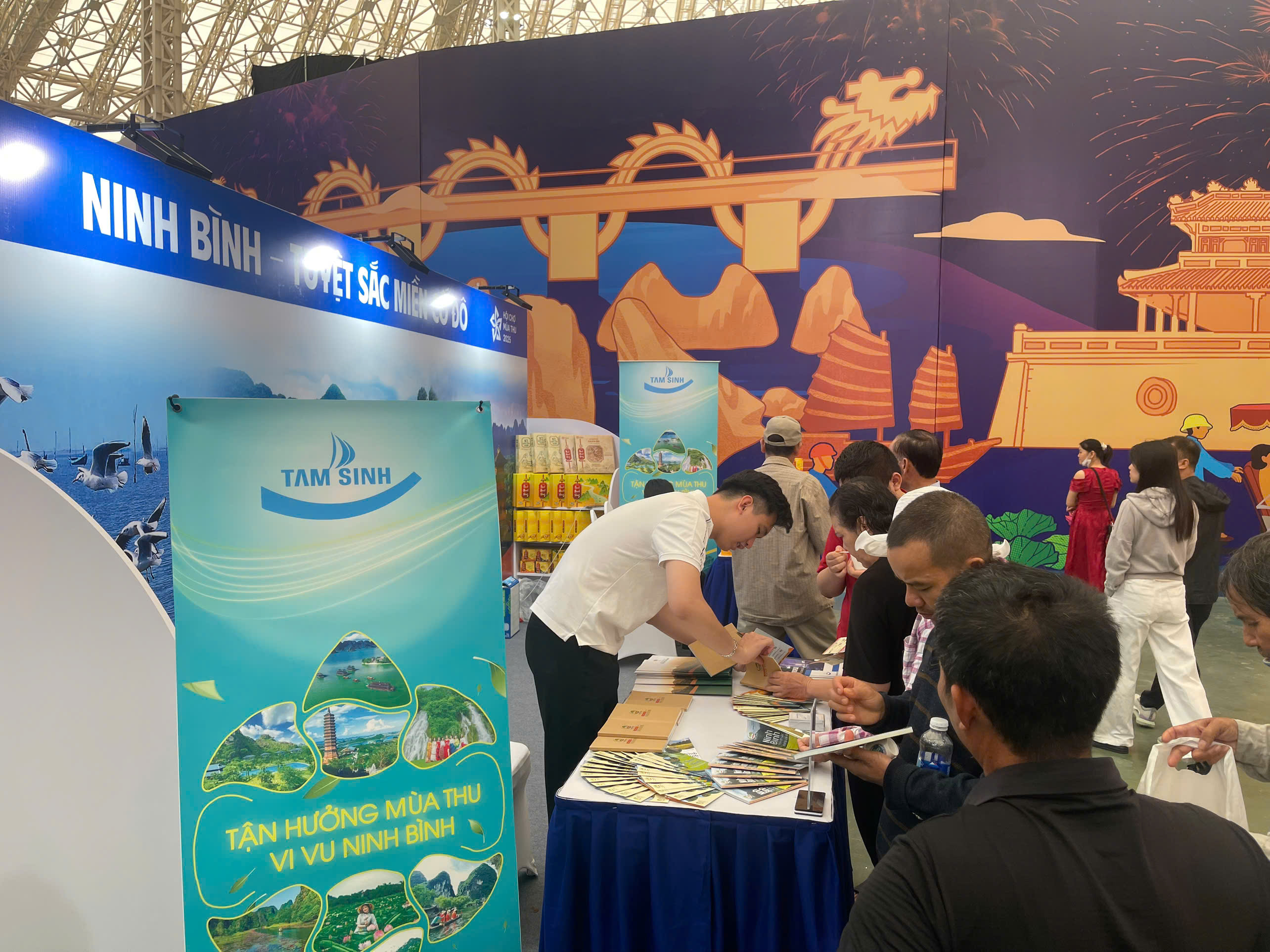 Ninh Bình gây ấn tượng tại Hội chợ mùa Thu 2025