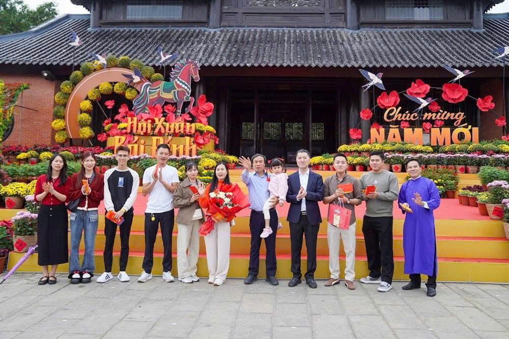 Ninh Bình đón những vị khách du lịch đầu tiên “xông đất” đầu năm mới